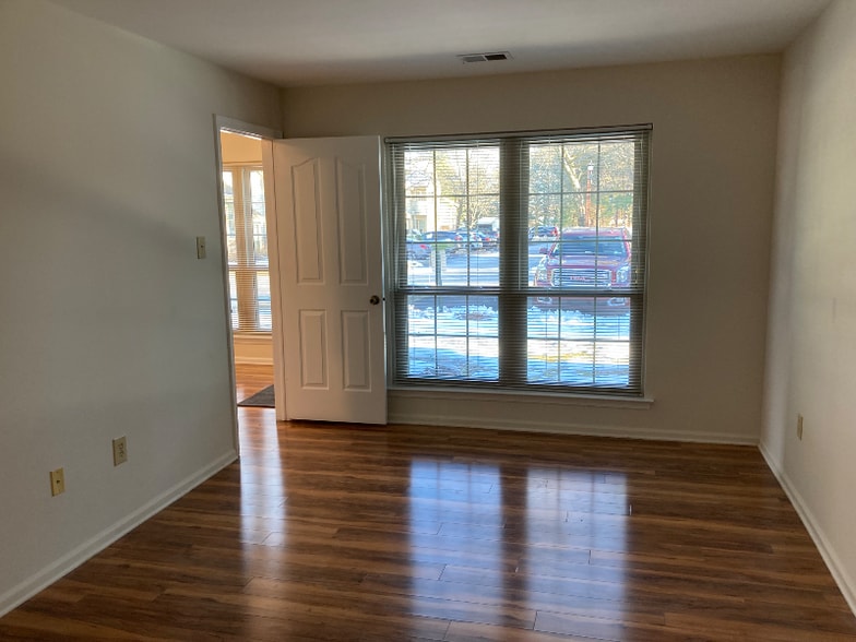 Building Photo - 209 Foxmeadow Dr