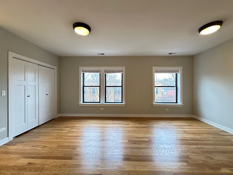 Building Photo - 2208 W Eastwood Ave