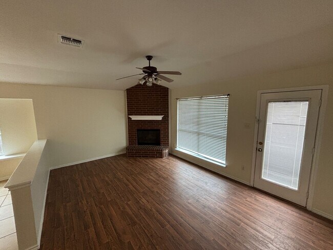 Building Photo - Move in Ready - 3 bedroom 2 bath 2 car garage