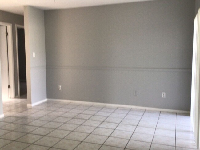 Building Photo - 1-Story Home.. 4 bedroom 2 bath home