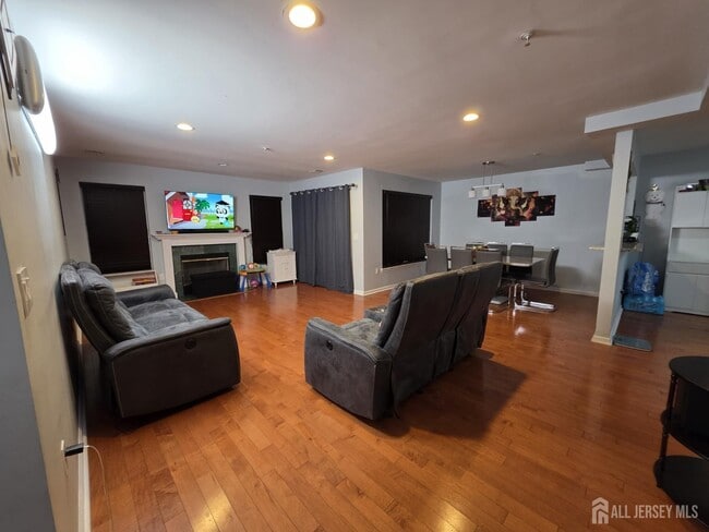 Building Photo - 78 Chariot Ct