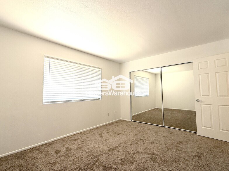Building Photo - 1336 N 85th Pl