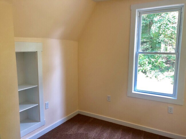 Building Photo - 3 bedroom in Beechview!