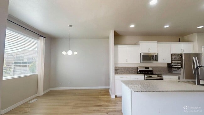 Building Photo - Spacious Townhome - 4 Bedrooms/3 Baths in South Jordan