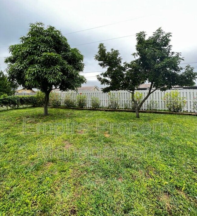 Building Photo - 2 Bedroom 1 Bathroom with fenced yard