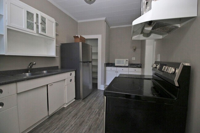 Building Photo - Pre-leasing for 2026-2027 Charming 3 Bed /...