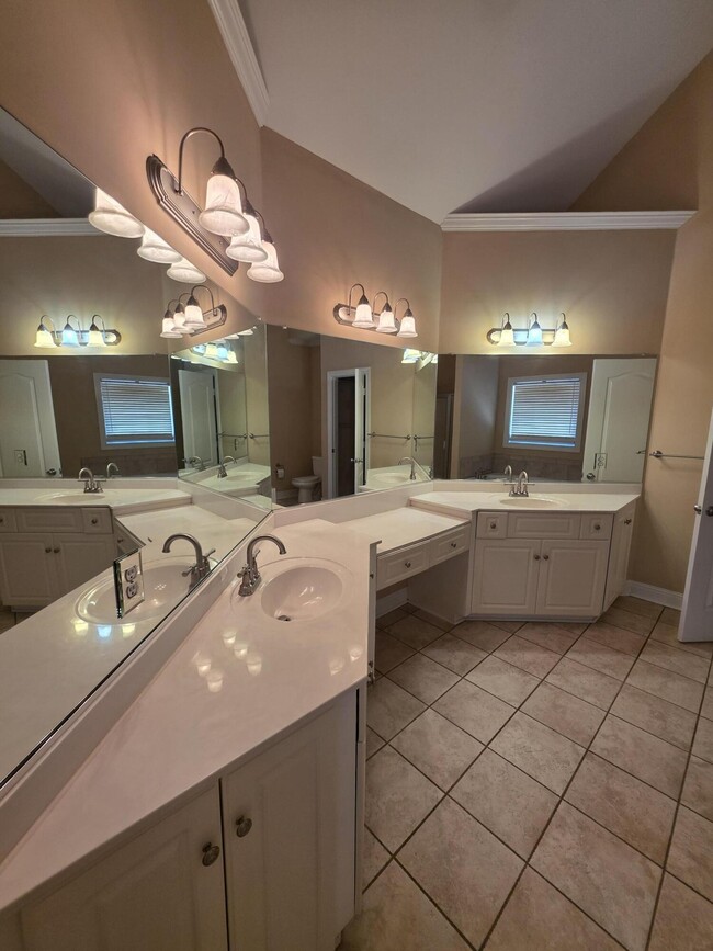 Building Photo - 306 Lochleven Ct