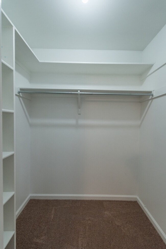 Building Photo - Foxcroft Apartments 2 BD, 2.5 BA