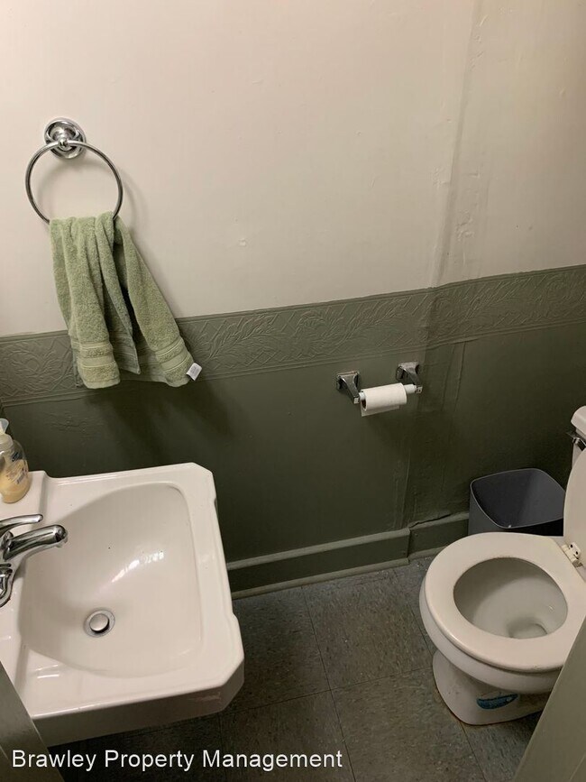 Building Photo - 5 br, 2.5 bath House - 114 E. 1st St