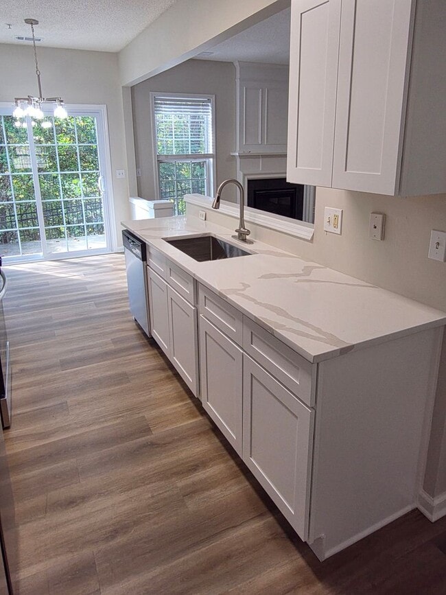 Building Photo - Updated 3 bed 2.5 bath Townhome located in...