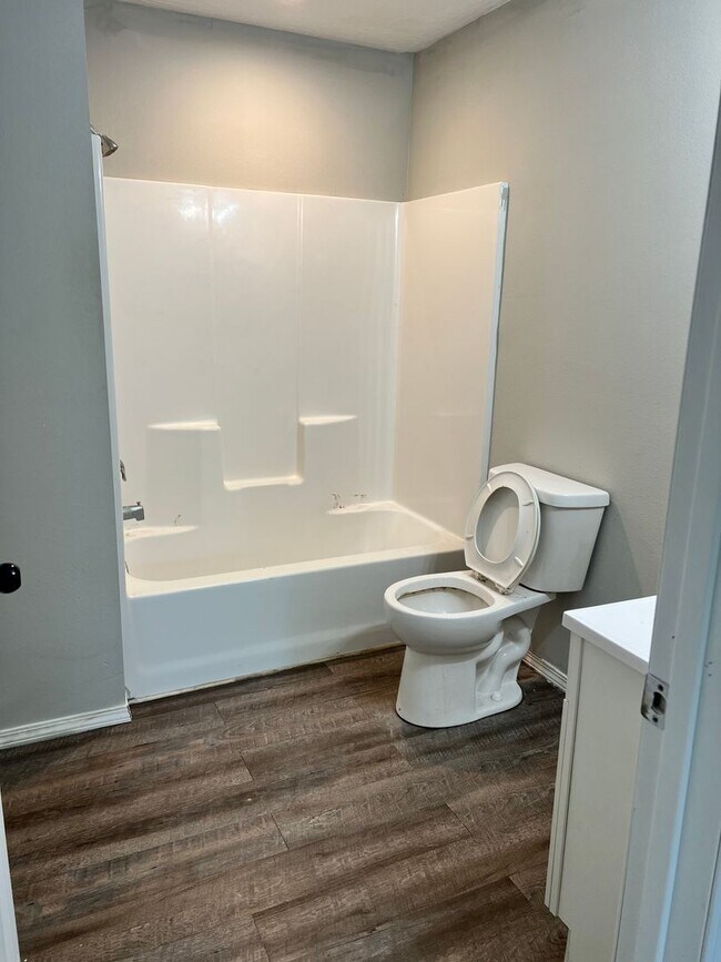 Building Photo - 3 Bed 2 Bath House