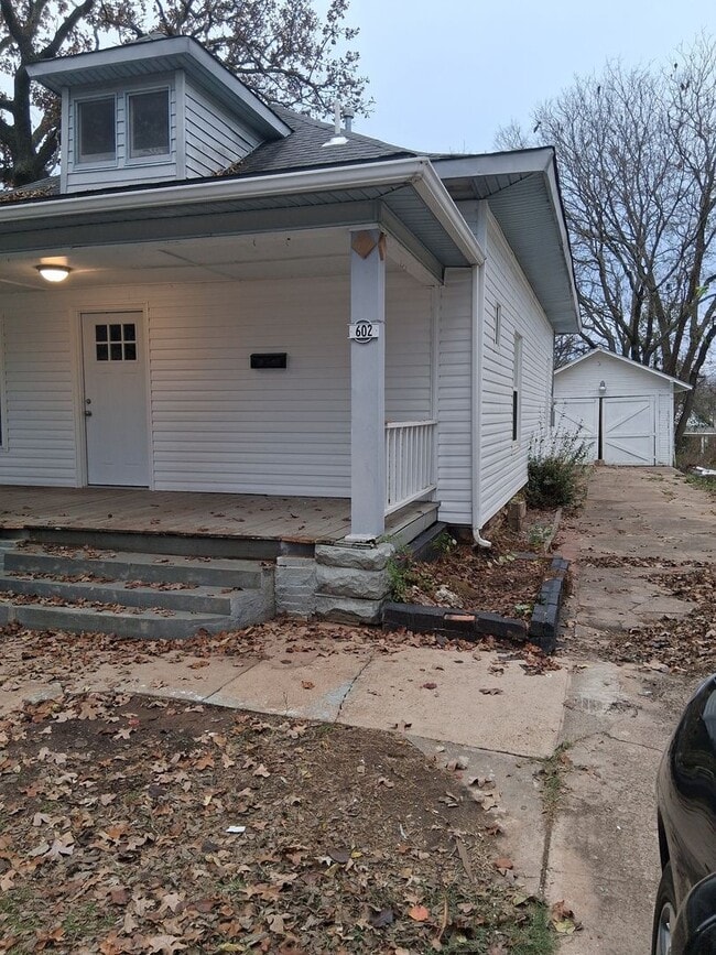 Building Photo - 602 S Oak St