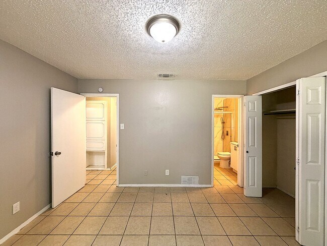 Building Photo - 2105 Coach Dr