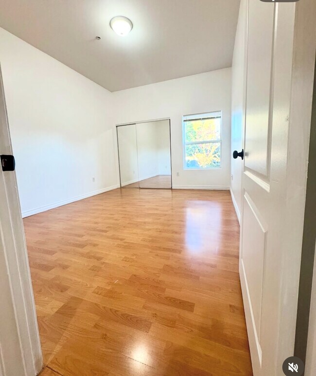 Building Photo - 303 W Verdugo Ave