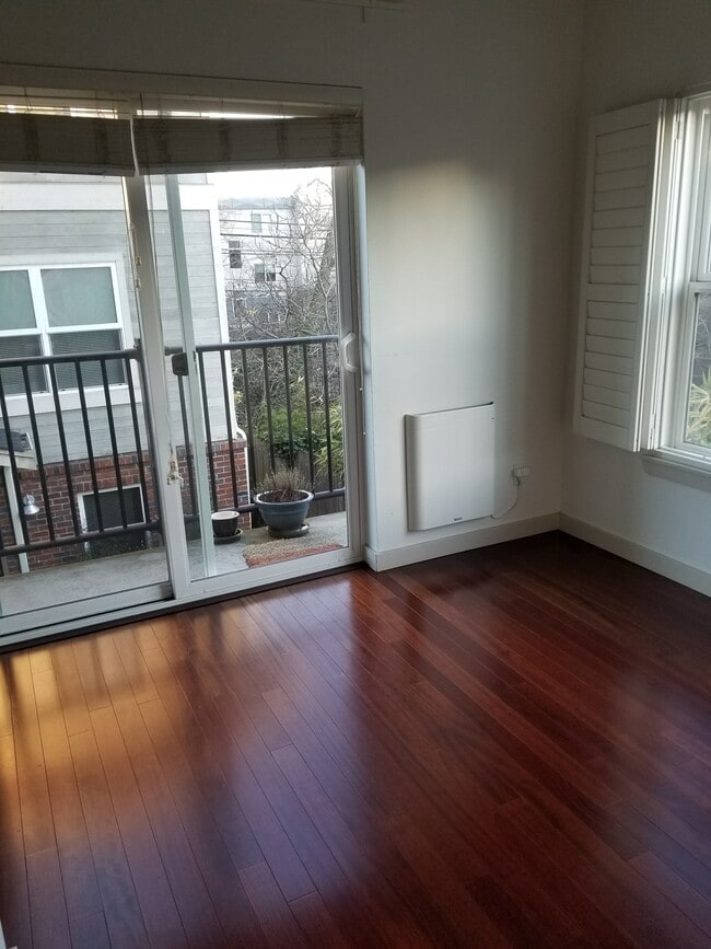 Building Photo - 809 Taylor Ave N