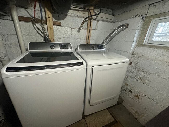 Building Photo - 904 Middle St