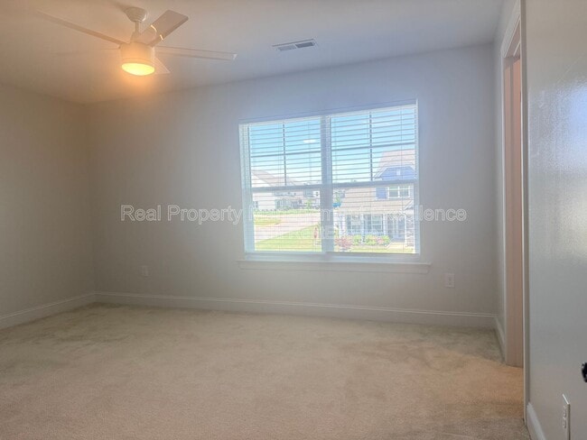 Building Photo - 16 Clear Creek Cir