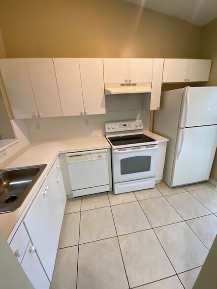 Building Photo - 2621 SE 12th Rd