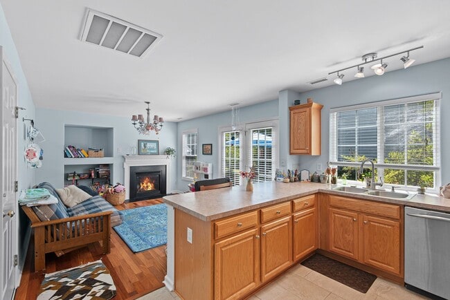 Building Photo - Spacious Single Family Home: Available July 10th