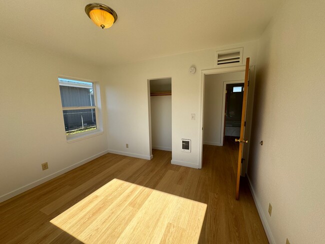 Building Photo - Adorable two bedroom cottage in Newport!