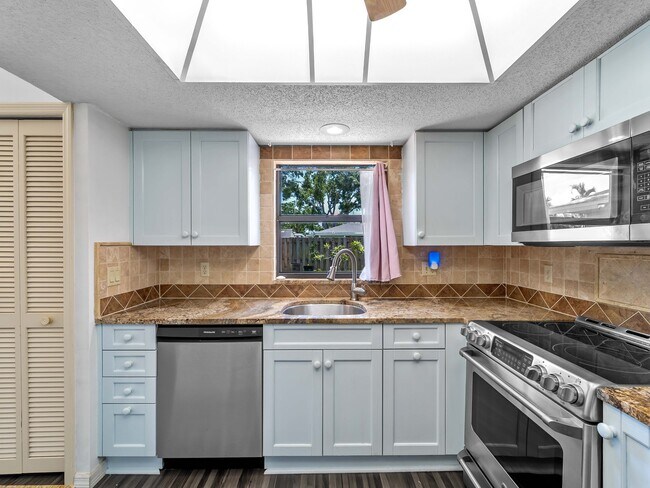 Building Photo - 8429 Cypress Lake Cir
