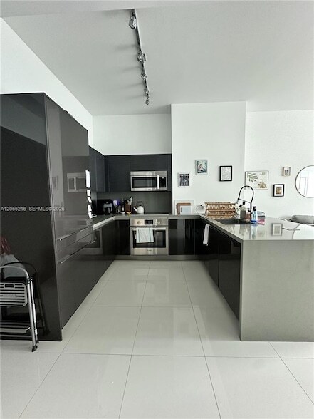 Building Photo - 1080 Brickell Ave