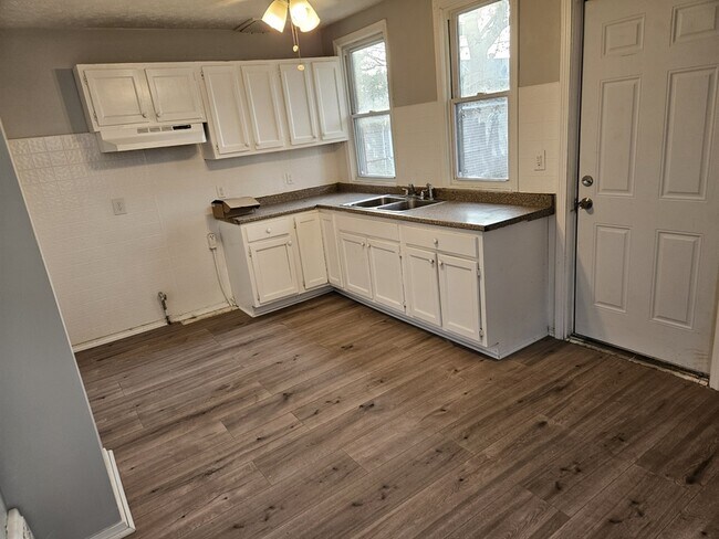 Building Photo - 1852 E 32nd St