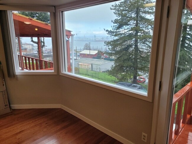 Building Photo - Move in ready rental in downtown Rainier with Columbia River views!