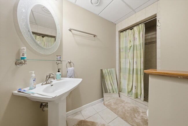 Building Photo - Stunning Mundelein Home on a Quiet Cul-de-Sac with Pond Views