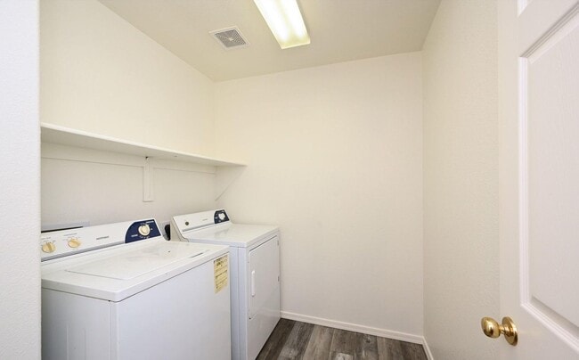 Building Photo - BEAUTIFUL 3 BEDROOM PLUS HUGE LOFT  for RENT