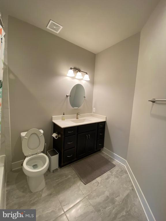 Building Photo - 2233 N Underwood St