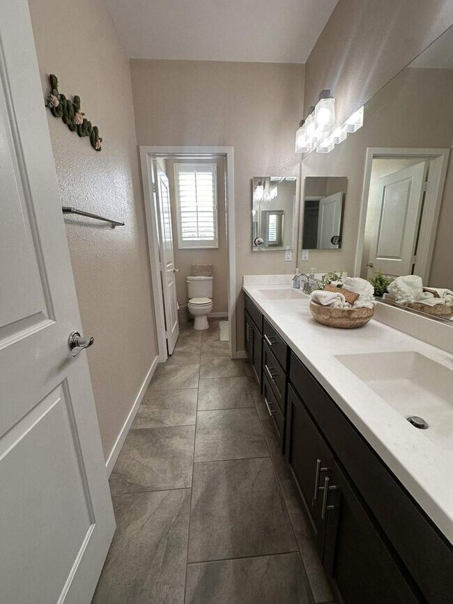Building Photo - Stylish 4BR/3BA Home in Rosetta Canyon wit...