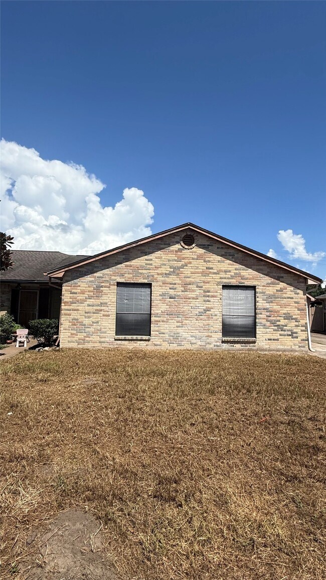 Building Photo - 9511 Bollingbrook Dr