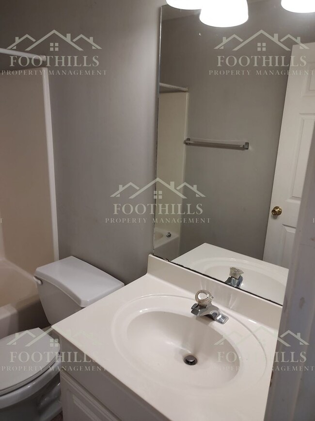 Building Photo - 3-Bedroom Home with Scenic Views in Pendle...