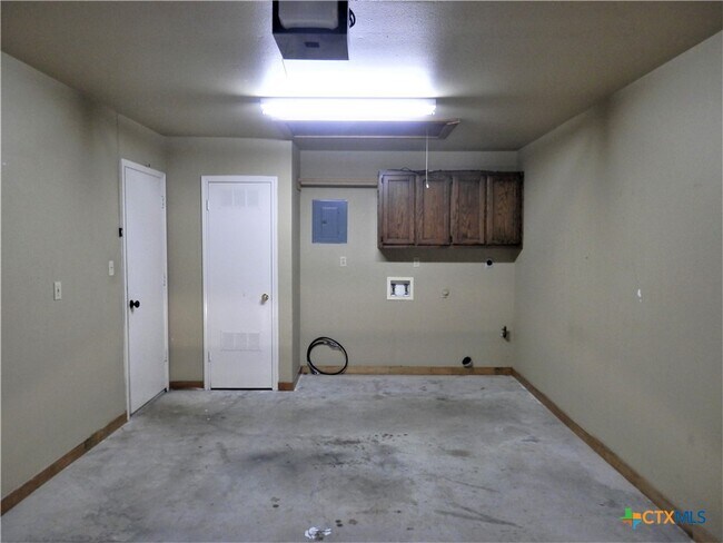 Building Photo - 2750 Maple Tree Rd