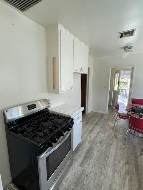 Building Photo - 808 N Valley St