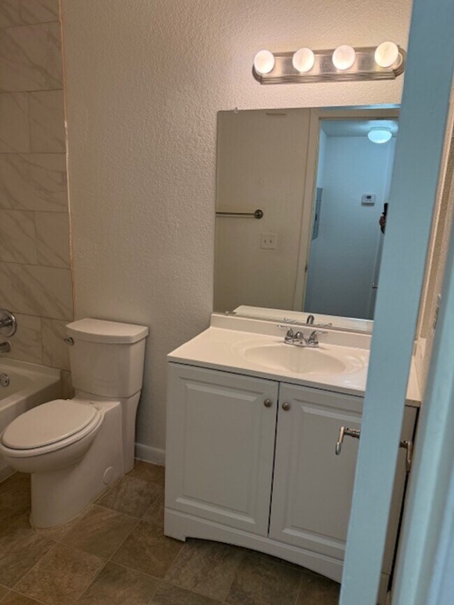 Building Photo - LEXINGTON PLACE ONE BEDROOM CONDO