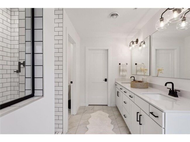 Building Photo - 870 Mount Curve Blvd