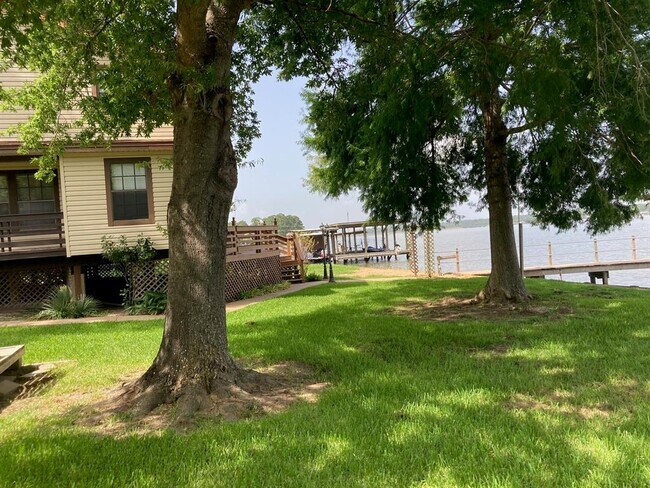 Building Photo - 554 Harbor Dr
