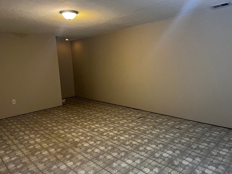 Building Photo - 5010 Delray Dr