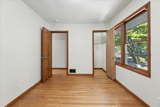 Building Photo - Spacious, Newly Renovated 5-Bedroom Home N...