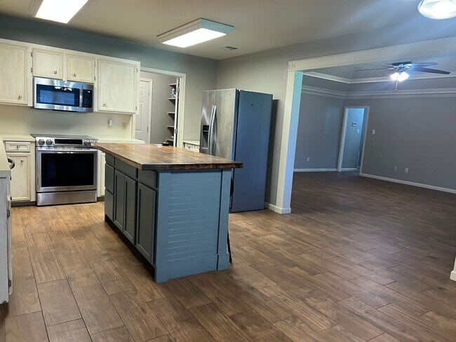 Building Photo - Close to Barksdale Air Force Base... You d...