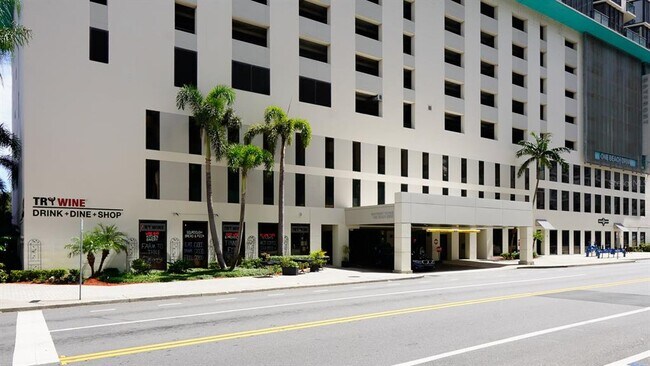 Building Photo - 1 Beach Dr SE
