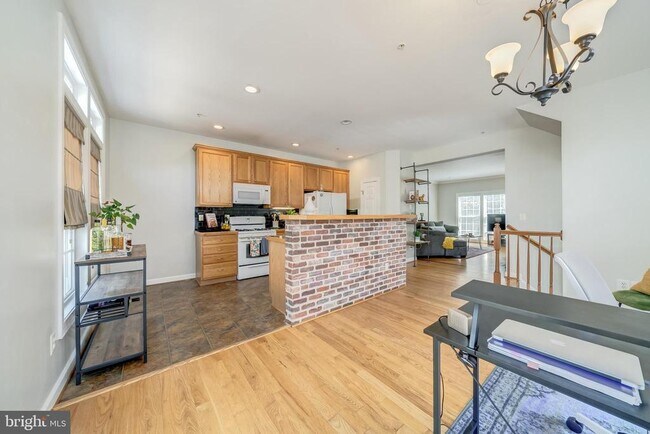 Building Photo - 921 Harrison Cir