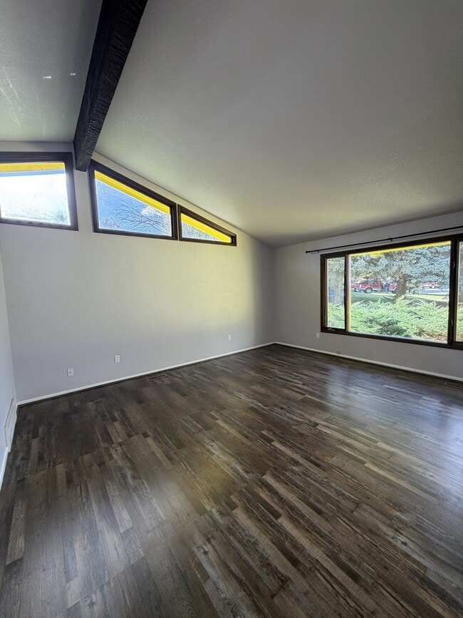 Building Photo - 181 Erickson Ct E