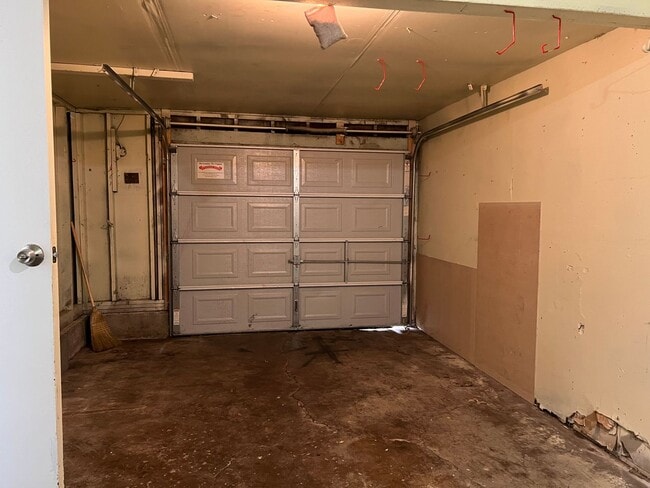 Building Photo - 2 bedroom 1 bath duplex with a garage!