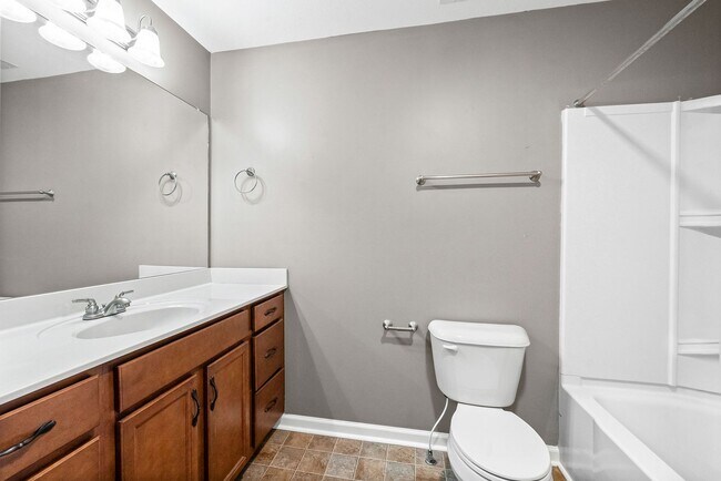 Building Photo - 2 Bedroom Pet Friendly Condo For Rent Near Beachaven Vineyard!