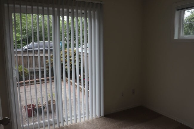 Building Photo - Beautiful 2 Bed/2 Bath Townhouse in Pinehu...