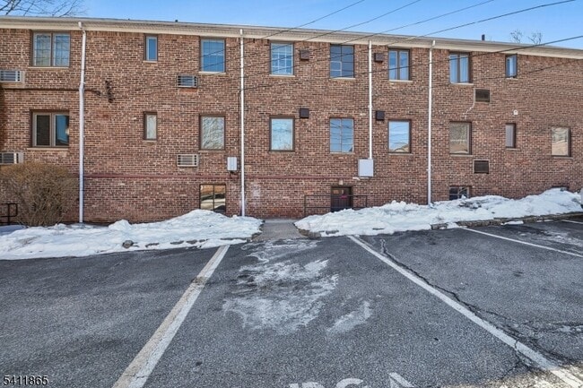 Building Photo - 16 Troy Dr