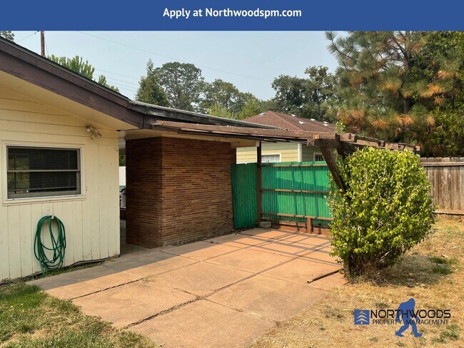 Building Photo - 3 Bedroom Charming House, located on quiet street off cul-de-sac.